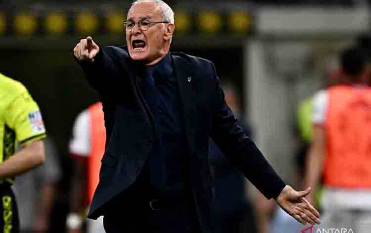 Pelatih Cagliari asal Italia, Claudio Ranieri, memberi isyarat selama pertandingan sepak bola Serie A Italia antara Inter Milan dan Cagliari di Stadion San Siro di Milan, pada 14 April 2024.