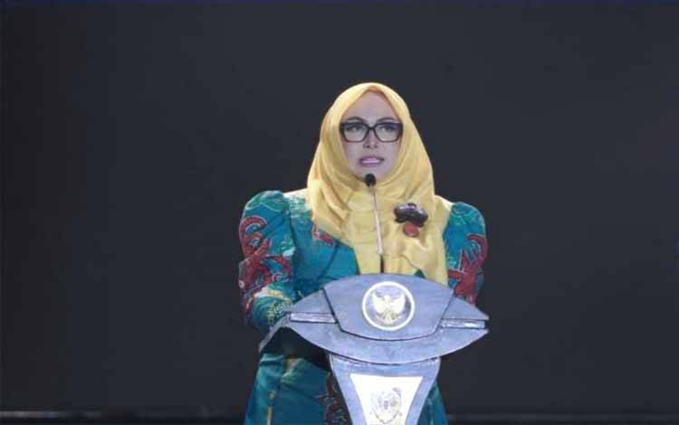 Kepala Dinas Kebudayaan dan Pariwisata Provinsi Kalteng Adiah Chandra Sari saat menyampaikan laporan di Gor Indoor Palangka Raya, Jumat malam, 24 Mei 2024. (FOTO:RIZAL/RINTO)