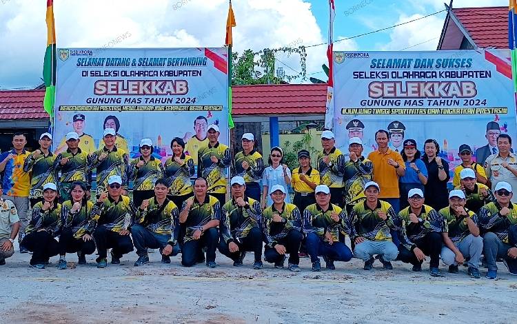 Bupati Gunung Mas Jaya S Monong, bersama Wakil Bupati Efrensia L.P Umbing dan lainnya usai acara pembukaan Selekab, Sabtu, 25 Mei 2024. (FOTO: RISKA YULYANA)