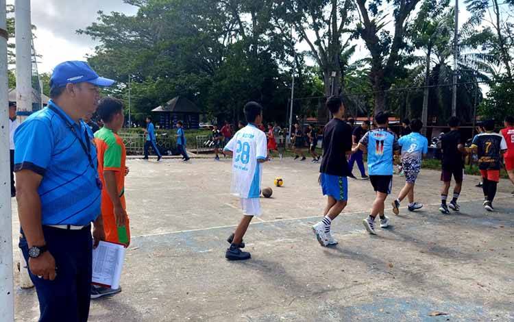 Ketua PBVSI Kabupaten Barito Utara, Patih Herman AB ketika ikut melakukan seleksi daerah (selekda) para pemain voli tingkat pelajar dalam rangka mengikuti Pra Popnas di Palangka Raya, di lapangan voli Stadion Swakarya Muara Teweh, Sabtu 25 Mei 2024.(foto: Dhani)