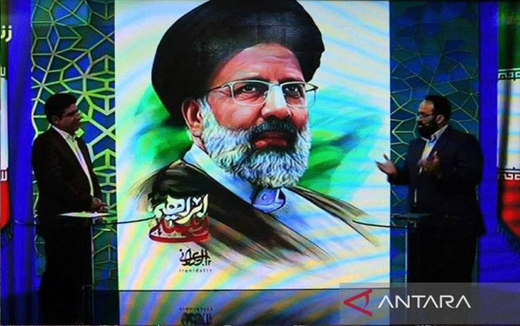 Televisi nasional Iran menayangkan poster almarhum Presiden Iran Ebrahim Raisi, Minggu (19/5/2024). ANTARA/Xinhua/Shadati/tm/am.
