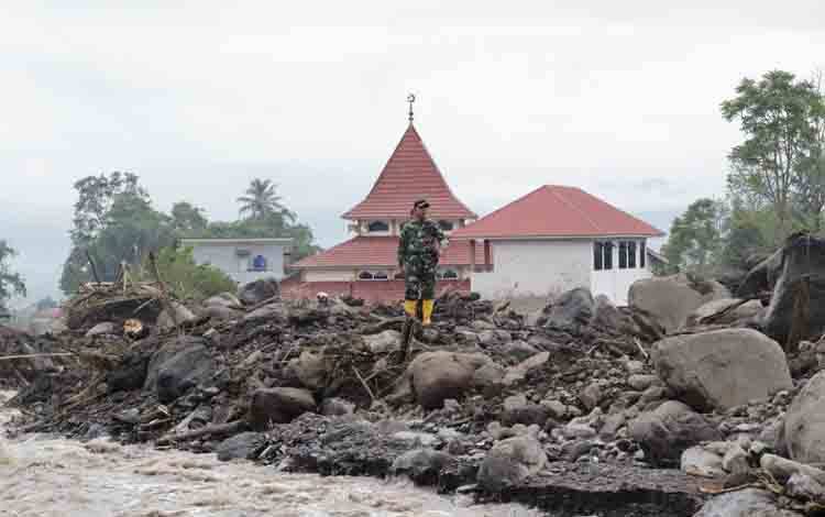 Aparat TNI berjalan di pinggiran Sungai Batang Katiak pascabanjir lahar dingin Gunung Marapi yang melanda daerah itu pada Sabtu (11/5/2024). ANTARA/Muhammad Zulfikar.