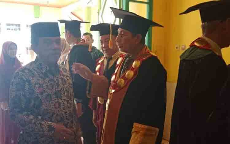 Wakil Ketua I DPRD Provinsi Kalteng H Abdul Razak, saat menghadiri kegiatan wisudawan magister. (Foto: Humas DPRD Provinsi Kalteng)