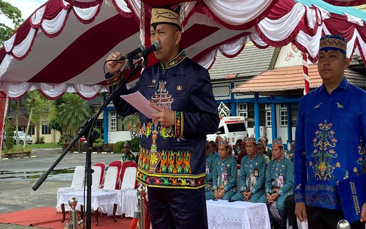Sekda Kapuas, Septedy menjadi inspektur upacara peringatan Hari Jadi ke-67 Provinsi Kalteng, bertempat di halaman kantor Bupati Kapuas pada Senin, 27 Mei 2024. (FOTO: IST)