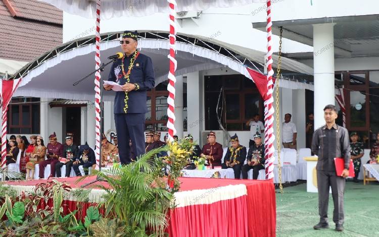 Momen ketika Sekda Gunung Mas jadi Inspektur upacara hari jari ke-67 Kalteng, Senin, 27 Mei 2024. (FOTO: DISKOMINFOSANTIK GUMAS)