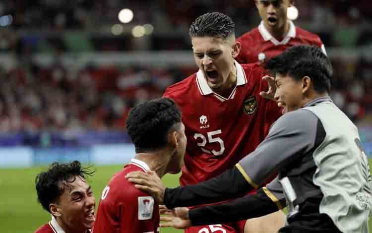 Gelandang Indonesia #07 Marselino Ferdinan (tengah) merayakan bersama rekan satu timnya setelah mencetak gol pertama timnya pada pertandingan sepak bola Grup D Piala Asia AFC Qatar 2023 antara Indonesia dan Irak di Stadion Ahmad bin Ali di Al-Rayyan, sebelah barat Doha pada 15 Januari 2024. (ANTARA/AFP/Karim Jaafar)