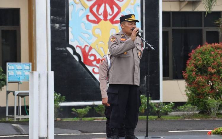 Kabag SDM Polresta Palangka Raya Kompol Suyatno saat memberikan amanat pada kegiatan apel pagi Selasa, 28 Mei 2024. (Foto : IST)