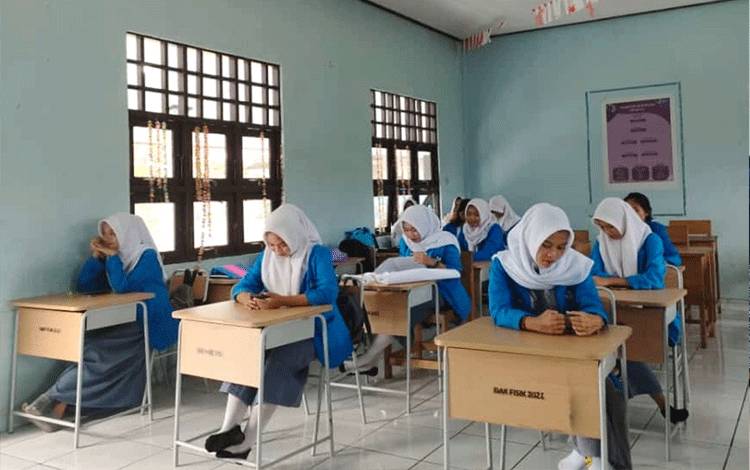 Pelajar sedang beraktivitas di salah satu sekolah di Kalteng. (FOTO: IST)