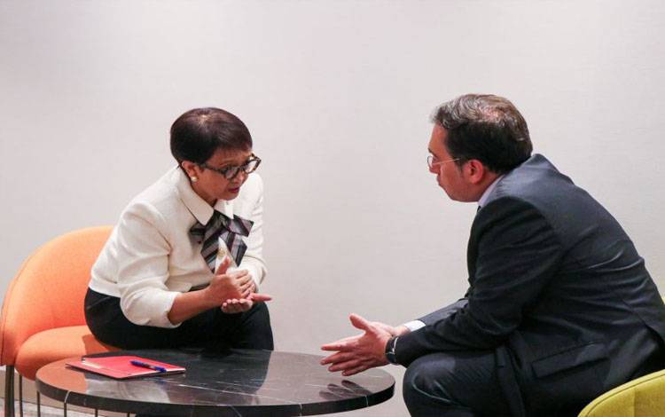 Menteri Luar Negeri RI Retno Marsudi (kiri) bertemu Menlu Spanyol Jose Manuel Albares (kanan) di Brussels, Belgia, Minggu (26/5/2024). (ANTARA/HO-akun X @Menlu_RI)