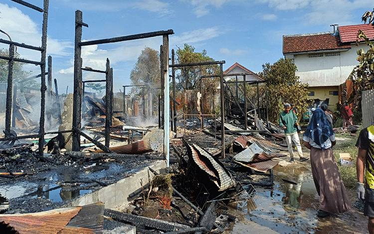 Puing-puing reruntuhan sisa kebakaran barak 5 pintu di belakang Panti Asuhan Aninda Qolbu Sampit, Rabu, 29 Mei 2024. (FOTO: Dewip)
