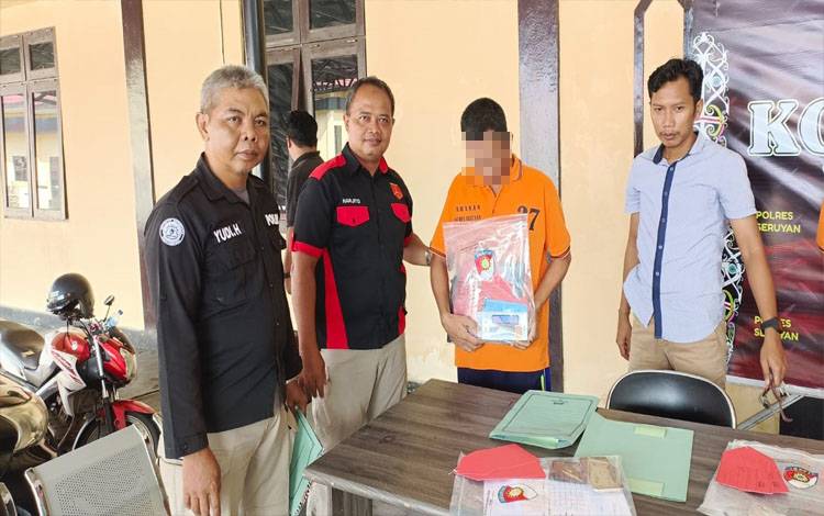 Pelaku bersama barang bukti hasil pencurian berhasil diamankan Satreskrim Polres Seruyan (FOTO : FAHRUL