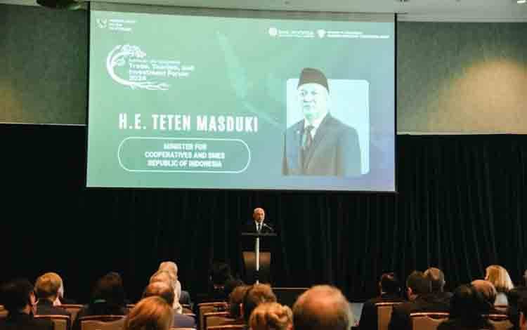 Menteri Koperasi dan UKM Teten Masduki berbicara dalam Forum Perdagangan, Pariwisata dan Investasi (TTI) Belanda yang diselenggarakan oleh Kedutaan Besar RI untuk Belanda di Den Haag, Selasa (28/5/2024). ANTARA/HO-Kemenkop UKM.