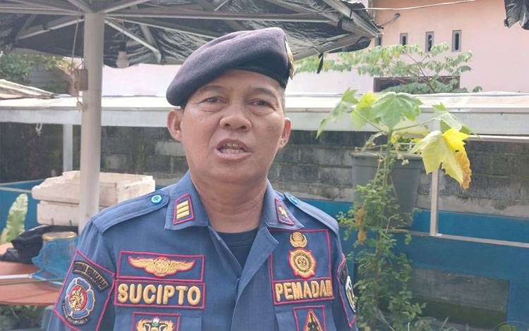 Kepala Seksi Pengendali Operasi Komunikasi Penyelamatan Diskarmat Palangka Raya Sucipto (Foto : PATHUR)