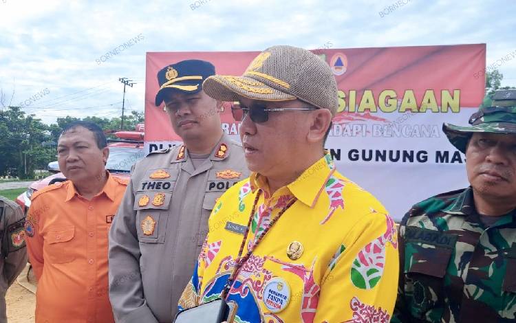 Sekda Gumas Richard saat diwawancarai wartawan usai apel kesiapsiagaan bencana, Kamis, 30 Mei 2024. (FOTO: RISKA YULYANA)