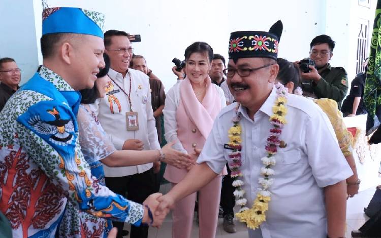 Pj Bupati Gunung Mas Herson B Aden (kanan) saat bersalaman dengan Bupati Gunung Mas periode 2019 - 2024 Jaya S Monong (kiri). (FOTO: DISKOMINFOSANFIK GUMAS)