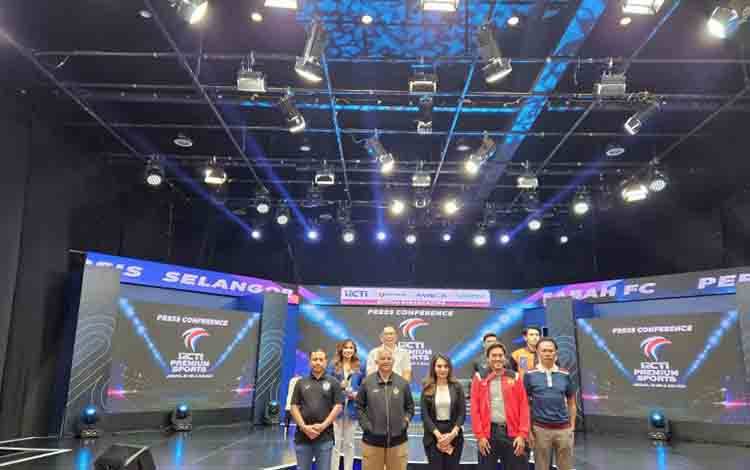 Direktur Utama Persija Ambono Janurianto, Direktur PSIS Trias Iskandar, pelatih Sabah FC Ong Kim Swee, CEO Selangor Johan Kamal Hamidon berfoto bersama seusai acara konferensi pers RCTI Premium Sports, di Jakarta, Rabu (8/5/2024). (ANTARA/RAUF ADIPATI)