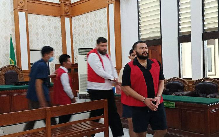 Keempat terdakwa kasus percobaan pembubuhan berencana asal Mexico berjalan usai menjalani sidang dakwaan di Pengadilan Negeri Denpasar, Bali, Kamis (30/5/2024). ANTARA/Rolandus Nampu