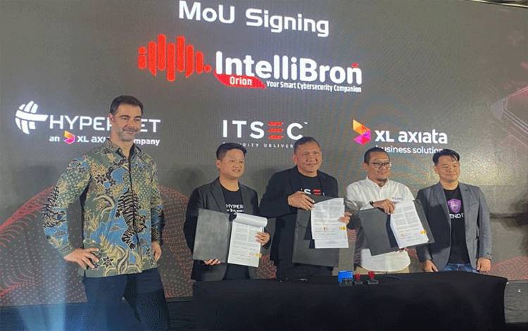 Direktur PT ITSEC Asia Tbk Joseph Edi Hut Lumban Gaol (tiga kiri) dalam acara peluncuran IntelliBron di kawasan Sudirman, Jakarta, Rabu (29/5/2024). (ANTARA/HO)