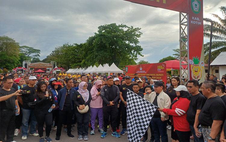 Jalan sehat peluncuran Pemilihan Bupati dan Wakil Bupati 2024 di Kotawaringin Timur, Minggu, 2 Juni 2024. (FOTO: DEWIP)