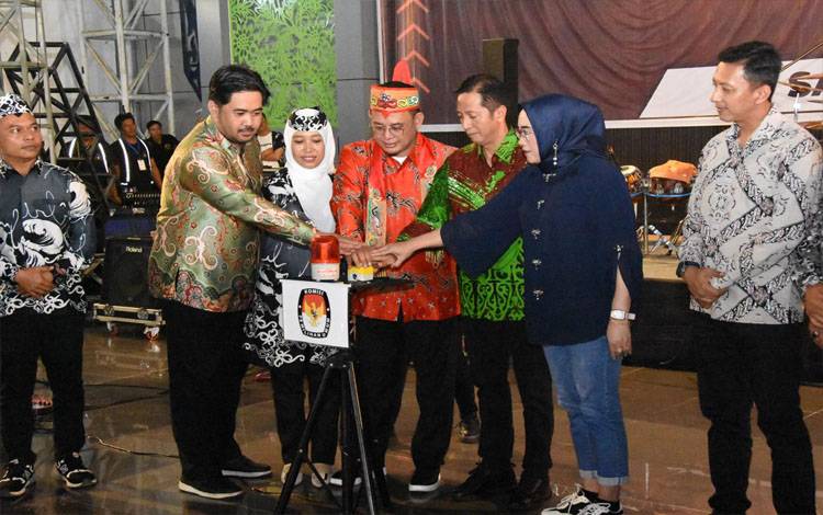 Pj Bupati Barito Utara, Muhlis sampaikan sambutan pada acara peluncuran Pemilihan Kepala Daerah Bupati dan Wakil Bupati Barito Utara di Arena Tiara Batara Muara Teweh, Sabtu malam 1 Juni 2024.(foto: Dhani)