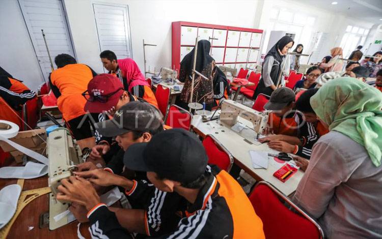 Ilustrasi - Sejumlah peserta saat mengikuti pelatihan menjahit sandal hotel pada Workshop PENA di Rusun Sentra Mulya Jaya, Jakarta, Jumat (26/1/2024). ANTARA FOTO/Asprilla Dwi Adha/foc.