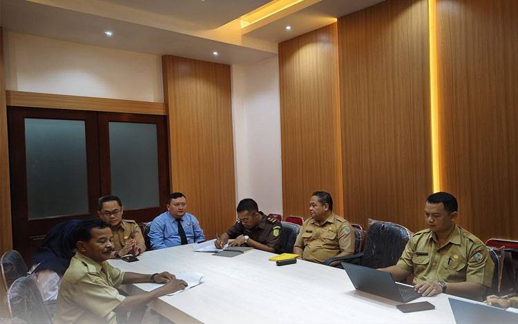 Asisten Perekonomian dan Pembangunan Setda Seruyan, Adhian Noor bersama TPID mengikuti Rakor Mingguan Pengendalian Inflasi (Foto : Prokom Seruyan)
