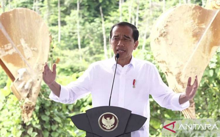 Presiden Joko Widodo saat berpidato dalam agenda groundbreaking pembangunan gedung Bank BTN IKN di Kabupaten Penajam Paser Utara, Kalimantan Timur, Rabu (5/6/2024). (ANTARA/Andi Firdaus)