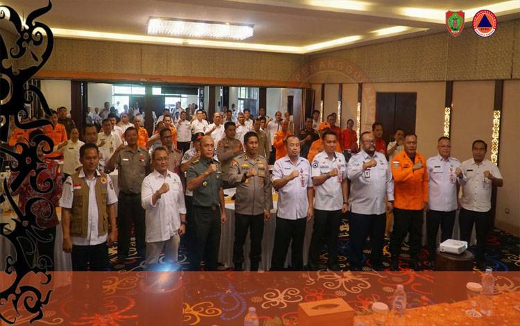 Foto bersama peserta rapat Koordinasi Persiapan Penanganan Darurat Bencana Kebakaran Hutan dan Lahan Provinsi Kalimantan Tengah di Ballroom Hotel Aurila Jalan Adonis Samad, Rabu, 5 June 2024. (FOTO:BPBPK KALTENG)