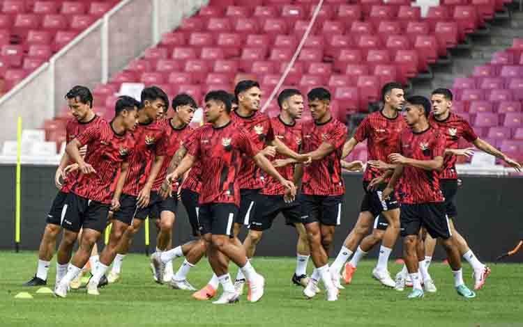 Pemain Timnas Indonesia melakukan latihan jelang pertandingan Kualifikasi Piala Dunia 2026 di Stadion Utama Gelora Bung Karno, Senayan, Jakarta, Rabu (5/6/2024). ANTARA FOTO/Muhammad Adimaja/nym. (ANTARA FOTO/MUHAMMAD ADIMAJA)
