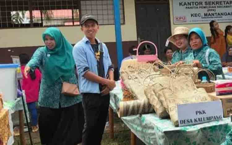 Produk lokal ditampilkan pada Gebyar TP PKK tingkat Kecamatan Mantangai tahun 2024. (FOTO: IST)