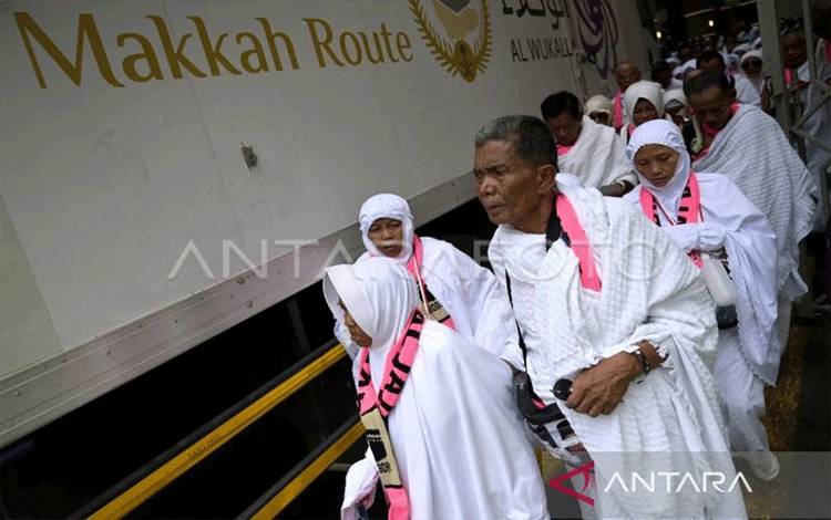 Jamaah calon haji Indonesia bersiap untuk berangkat melaksanakan umroh wajib di Makkah, Arab Saudi, Minggu (2/6/2024). (ANTARA FOTO/Sigid Kurniawan)