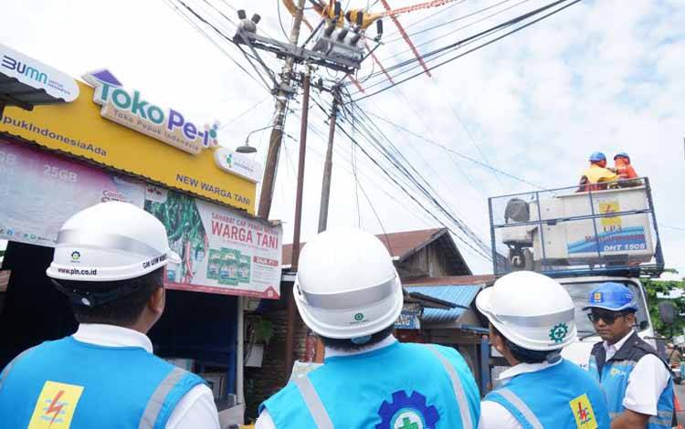 General Manajer PLN UID Kalselteng (kiri) saat melakukan monitoring langsung pekerjaan PDKB beberapa waktu yang lalu, untuk memastikan pekerjaan sudah sesuai dengan SOP. ANTARA/HO-PLN UID Kalselteng