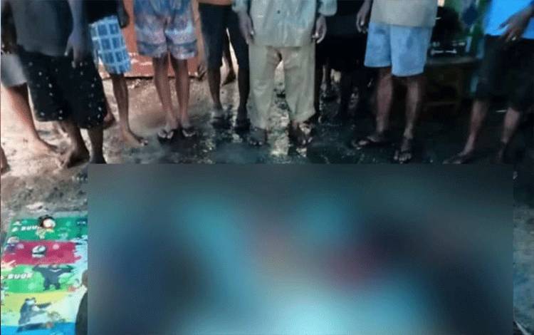 Warga dan petugas gabungan mengevakuasi para korban dari runtuhan material longsor di Kelurahan Rewarangga Timur, Kecamatan Ende Timur, Kabupaten Ende, Nusa Tenggara Timur, Jumat (7/6). (ANTARA/HO-BPBD Kabupaten Ende.)