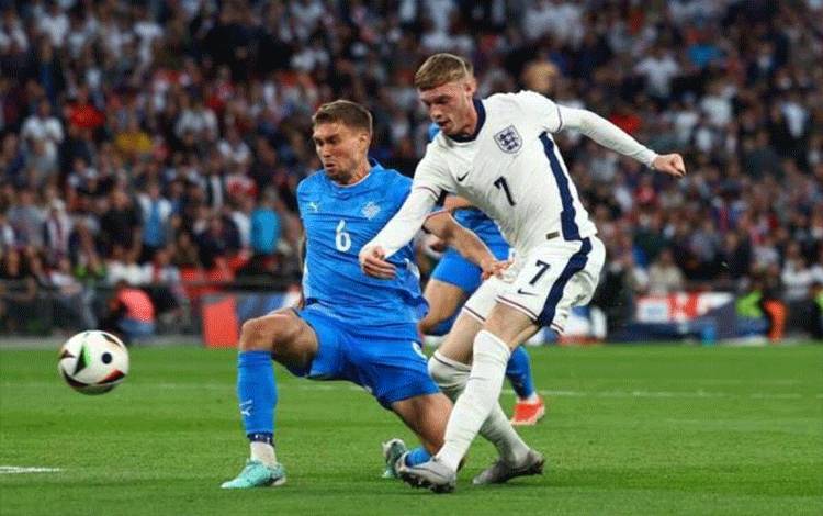 Cole Palmer menendang bola dalam pertandingan uji coba antara Timnas Inggris melawan Islandia di Wembley, London pada Sabtu (08/6/2024). ANTARA/Yahoo news UK