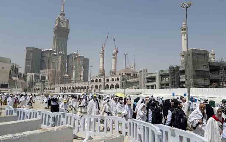 Arsip - Jamaah calon haji berjalan menuju terminal Syib Amir di Masjidil Haram, Makkah, Arab Saudi, Selasa (4/6/2024). PPIH Daker Makkah mengimbau bagi jamaah calon haji Indonesia yang tiba di Makkah pada 06.00 hingga 17.00 waktu Arab Saudi (WAS) untuk melaksanakan umrah wajib pada 22.00 WAS, sementara yang tiba pukul 18.00 hingga 05.00 WAS dapat melaksanakannya pada 09.00 WAS dalam rangka menjaga kesehatan jamaah serta menghindari kepadatan di Masjidil Haram. ANTARA FOTO/Sigid Kurniawan/tom