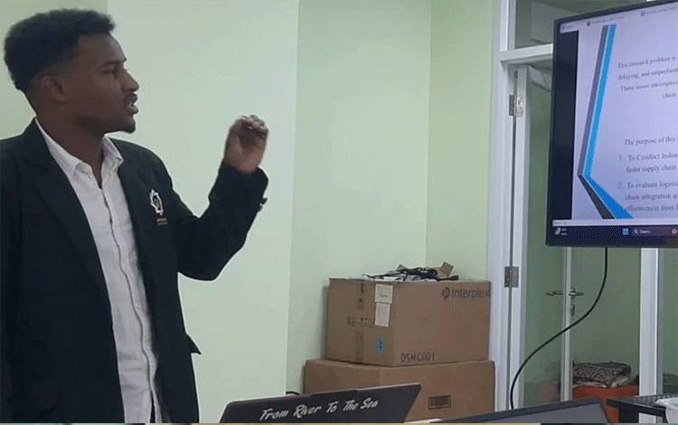Mahasiswa UINSA asal Somalia Abdirrihim Ahmed Muse saat menjalani sidang Tugas Akhir di kampus setempat. ANTARA/HO-UINSA