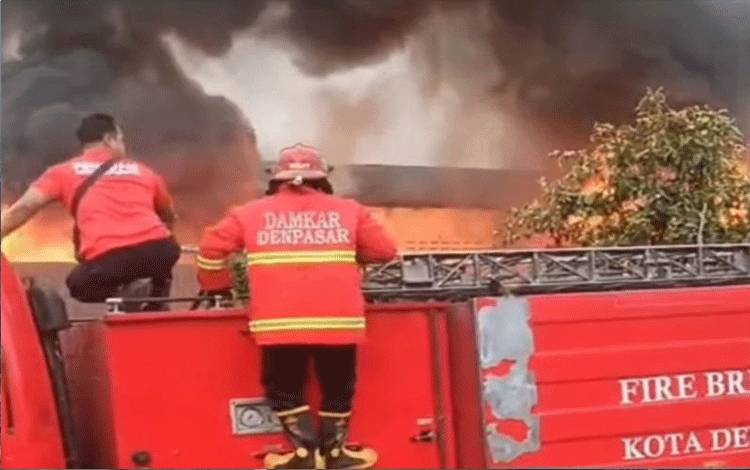 Tangkapan layar - Petugas memadamkan api yang melalap gudang elpiji di Denpasar, Bali, Minggu (9/6/2024). ANTARA/Instagram/@damkar_denpasar