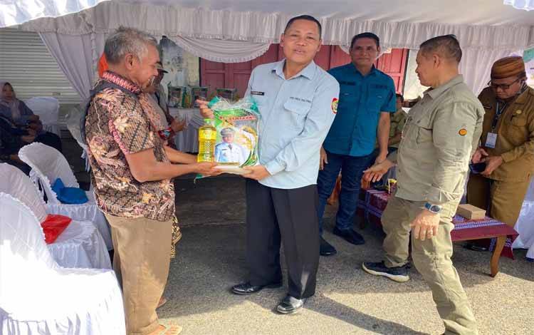 Penyerahan paket sembako murah secara simbolis?di Kecamatan Seruyan Hilir, Kelurahan Kuala Pembuang I, Kabupaten Seruyan, Selasa, 11 Juni 2024. (FOTO: IST)