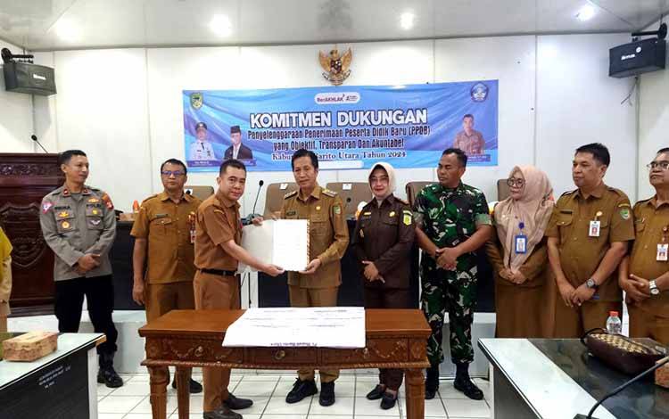 Pj Bupati Barito Utara, Muhlis bersama Pj Sekda Jufriansyah, dan unsur FKPD dan kepala perangkat daerah serta PWI Barito Utara komitmen dukung penyelenggaraan Penerimaan Peserta Didik Baru (PPDB) yang objektif, transparan dan akuntabel, di aula Setda lantai I, Selasa 11 Juni 2024.(foto: Dhani)
