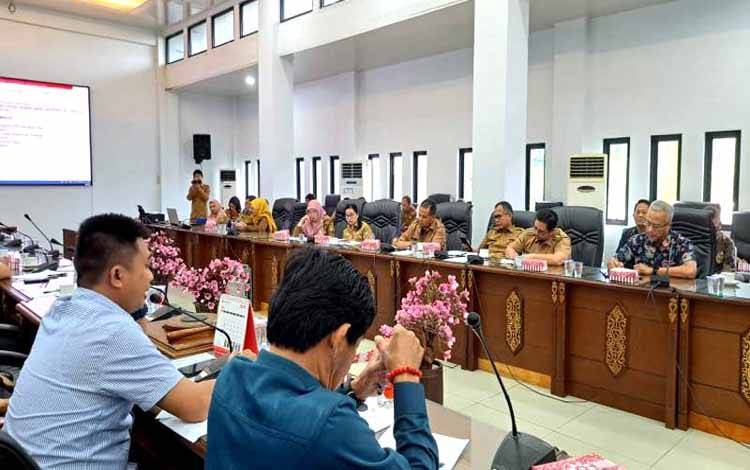 DPRD Barito Utara bersama Pemkab Barito Utara dan pihak perusahaan melaksanakan RDP terkait tugboat yang terbakar di wilayah Kecamatan Lahei Barat, Selasa 11 Juni 2024.(foto: Dhani)