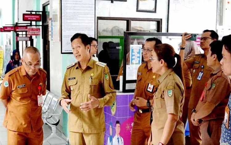 Pj Bupati Barito Utara Muhlis bersama pejabat lingkup Pemkab Barito Utara saat mengunjungi Puskesmas Muara Teweh, Selasa 11 Juni 2024.(foto: Dhani)
