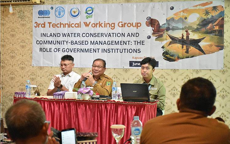 Suasana saat kegiatan TWG ke 3 terkait pengelolaan perikanan darat di Kabupaten Kapuas. (FOTO: IST)