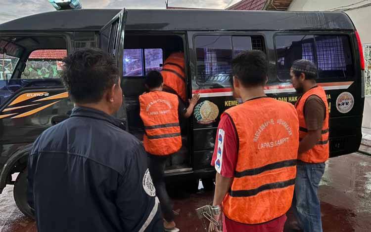 Proses pemindahan 6 narapidana dari Lapas Sampit ke Lapas Narkotika Kelas II A Kasongan, Rabu, 12 Juni 2024. (FOTO: IST)