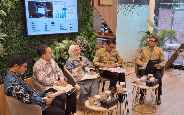 (Kiri-kanan) Asdep Pemberdayaan Ekonomi Masyarakat dan Kewirausahaan Kemenko Bidang Perekonomian Eripson MH Sinaga, Asdep Koperasi dan UMKM Herfan Brilianto Mursabdo, Plh Deputi Bidang Koordinasi Ekonomi, Ketenagakerjaan, dan UMKM Musdhalifah Machmud, Asdep Peningkatan Produktivitas Tenaga Kerja Chairul Saleh, dan Asdep Ekonomi Digital Theodore Sutarto saat Media Briefing: Perkembangan Kebijakan Ekonomi Digital, Ketenagakerjaan, dan UMKM, di Jakarta, Rabu (12/6/2024) (ANTARA/Bayu Saputra)