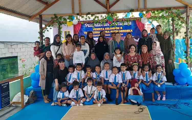 Acara pelepasan siswa TK Eklesia Putra Putri Merdeka. (FOTO: Dokumentasi Guntur Talajan untuk Borneonews)