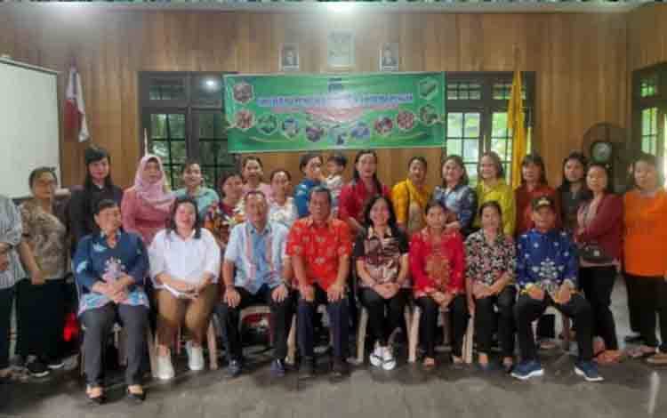 Jajaran DKPP Kapuas bersama Pemerintah Kecamatan Kapuas Hulu dan desa serta TP PKK setempat disela kegiatan sosialisasi, Kamis, 13 Juni 2024. (FOTO: IST)