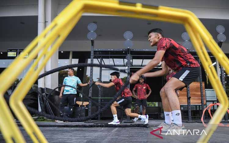 Sejumlah pesepak bola Timnas Indonesia U-20 melakukan latihan fisik di pusat kebugaran di kawasan Stadion Utama Gelora Bung Karno (SUGBK), Senayan, Jakarta, Rabu (15/5/2024). Sebanyak 30 pesepak bola mengikuti pemusatan latihan (TC) sebagai persiapan mengikuti Toulon Cup 2024 di Prancis, Piala AFF U-19 2024, dan Kualifikasi Piala Asia U-20 2025. ANTARA FOTO/M Risyal Hidayat/rwa.