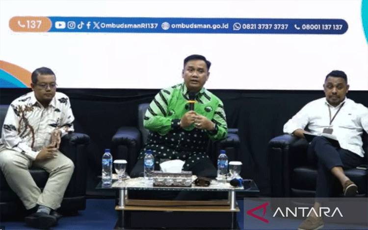 Anggota Ombudsman RI Yeka Hendra Fatika (tengah) dalam "Media Briefing Update Pengawasan Pelayanan Publik Sektor Perekonomian I Ombudsman RI" di Jakarta, Jumat (14/6/2024). ANTARA/Agatha Olivia Victoria