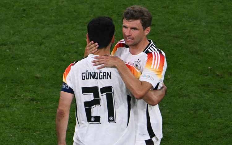 Thomas Mueller (kanan) bersama kapten Jerman Ilkay Gundogan. ANTARA/AFP/THOMAS KIENZLE