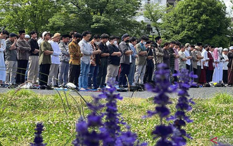 Muslim baik WNI, warga Jepang maupun warga asing melaksanakan shalat Idul Adha di Kayaba Park, Yokohama, Prefektur Kanagawa, Senin (17/6). (ANTARA/ Juwita Trisna Rahayu)